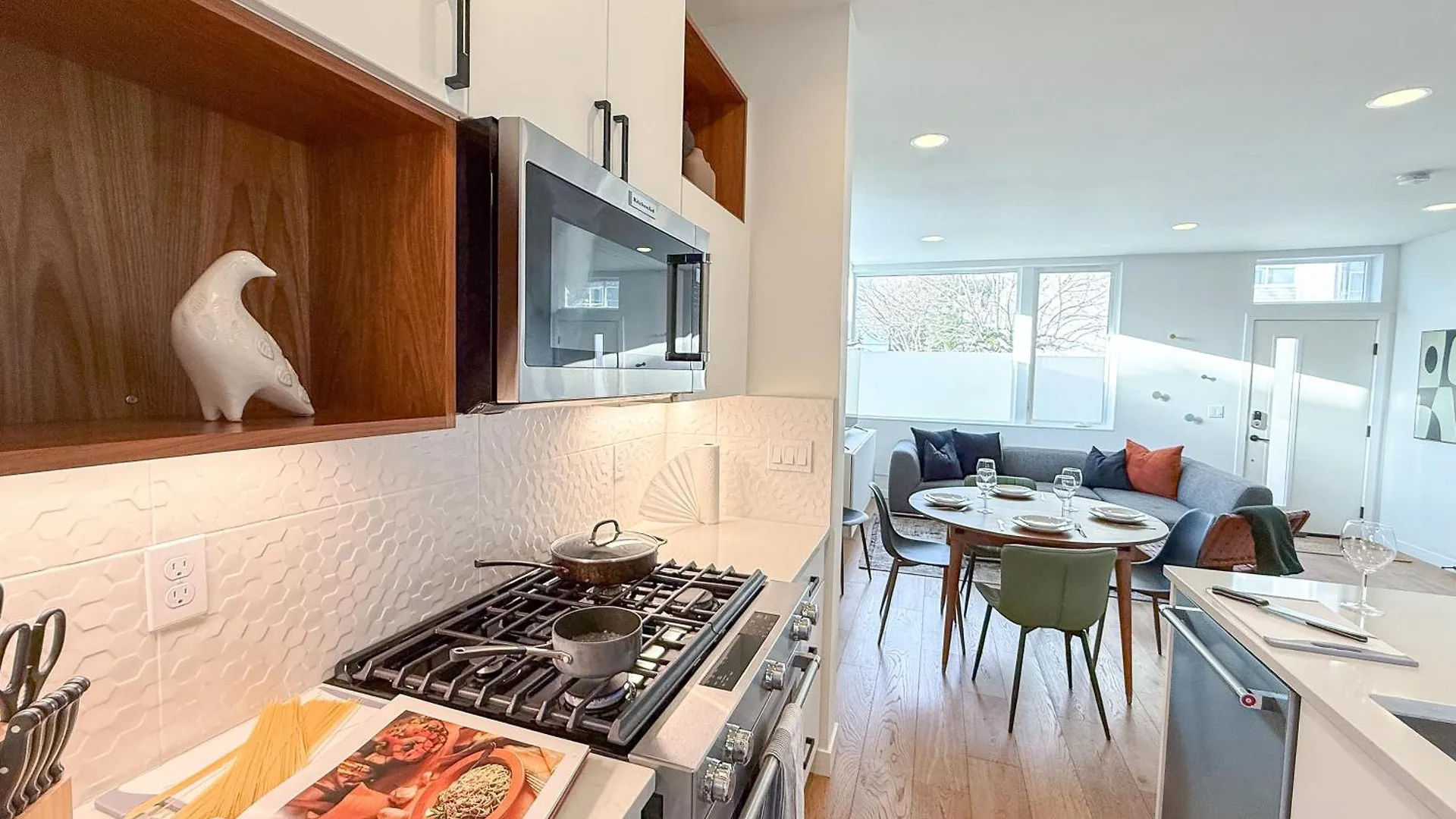 Hot Tub - Best Views - Near Stadiums! Seattle Apartment